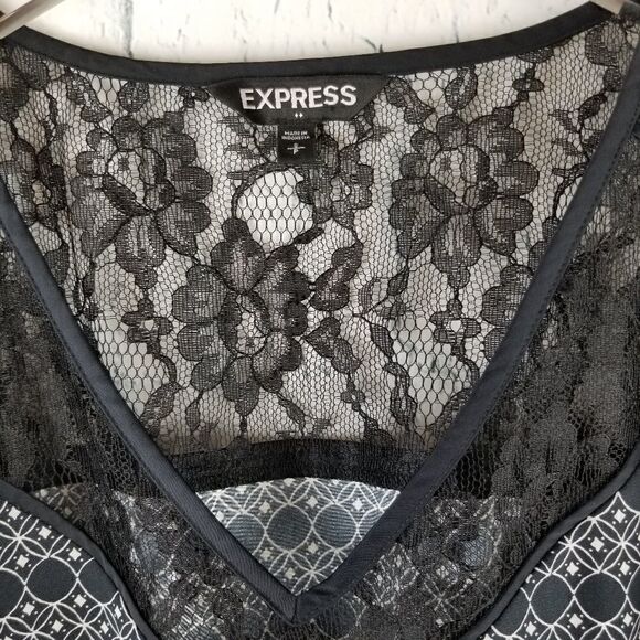 EXPRESS Capped Sleeve with Lace Accent. Size S. - Picture 2 of 8